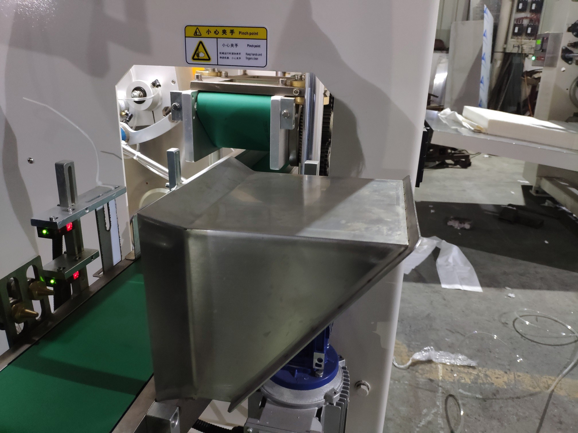 New Product Automatic Facial Tissue Cutting Machine For Sale 90cuts/Min