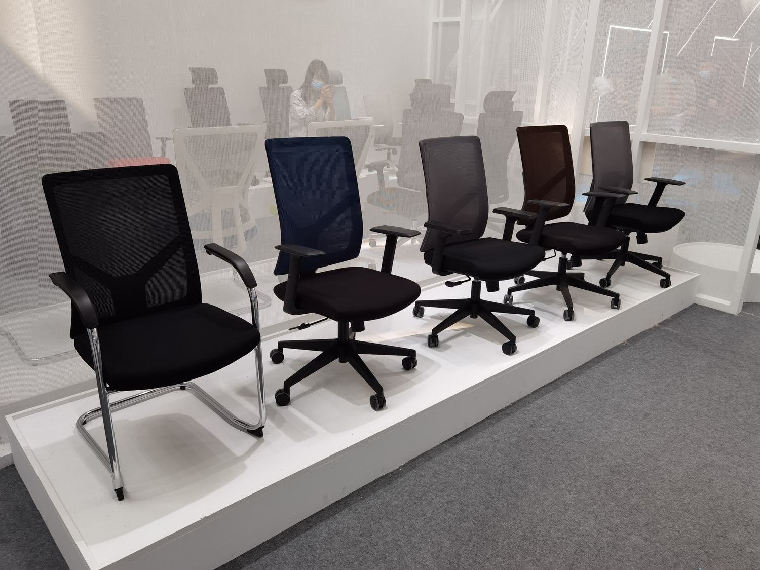 Ergonomic Design Mesh Back Swivel Recliner Office Chair for Hotel and School