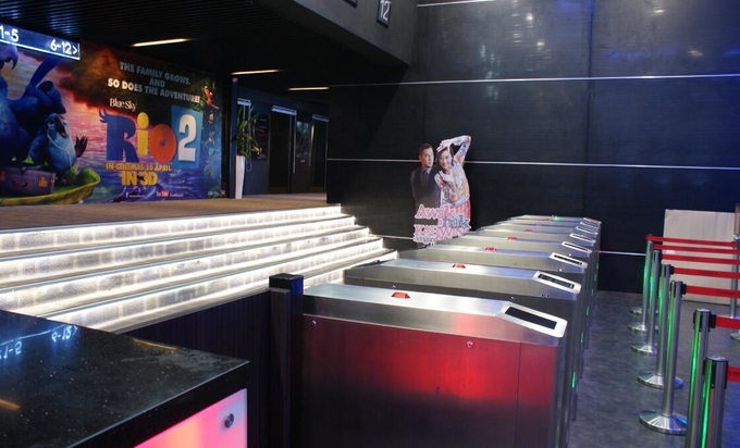 High Speed Anti Crush Face Recognition Turnstiles Swing Barrier Gate For Streetcar Station 0