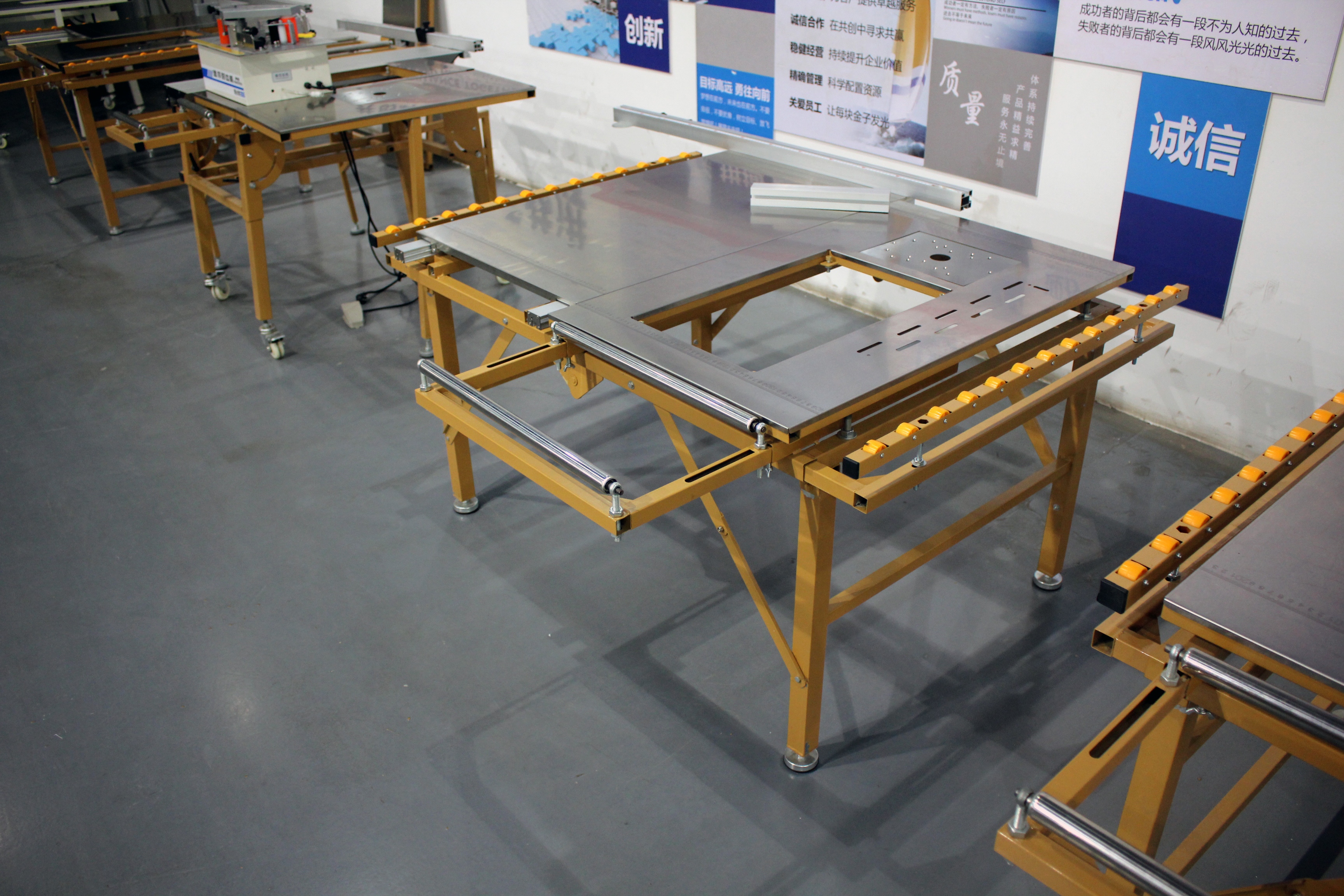 220V Voltage Sliding Table Panel Saw For Easy Woodworking Operation Efficiency