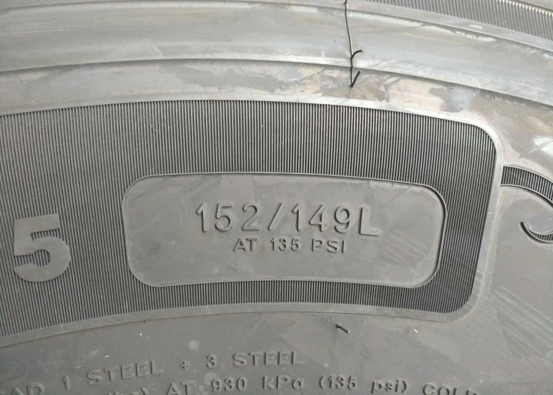 Long Service Life Highway Truck Tires 12R22.5 Tubless Designed High Speed Driving