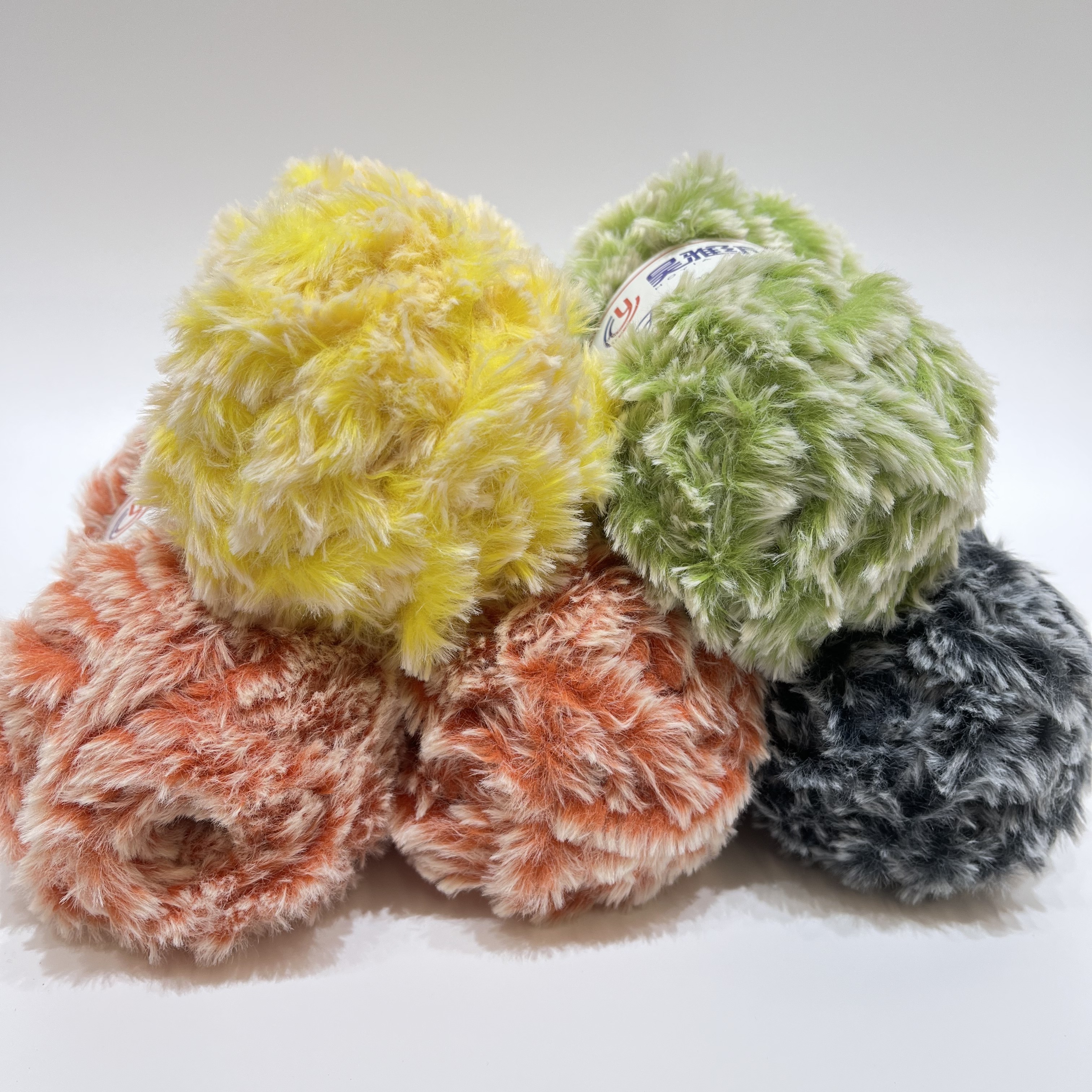 1/3.8NM 100% Polyester Section Dyed Toothbrush Yarn For Beginner Knitting