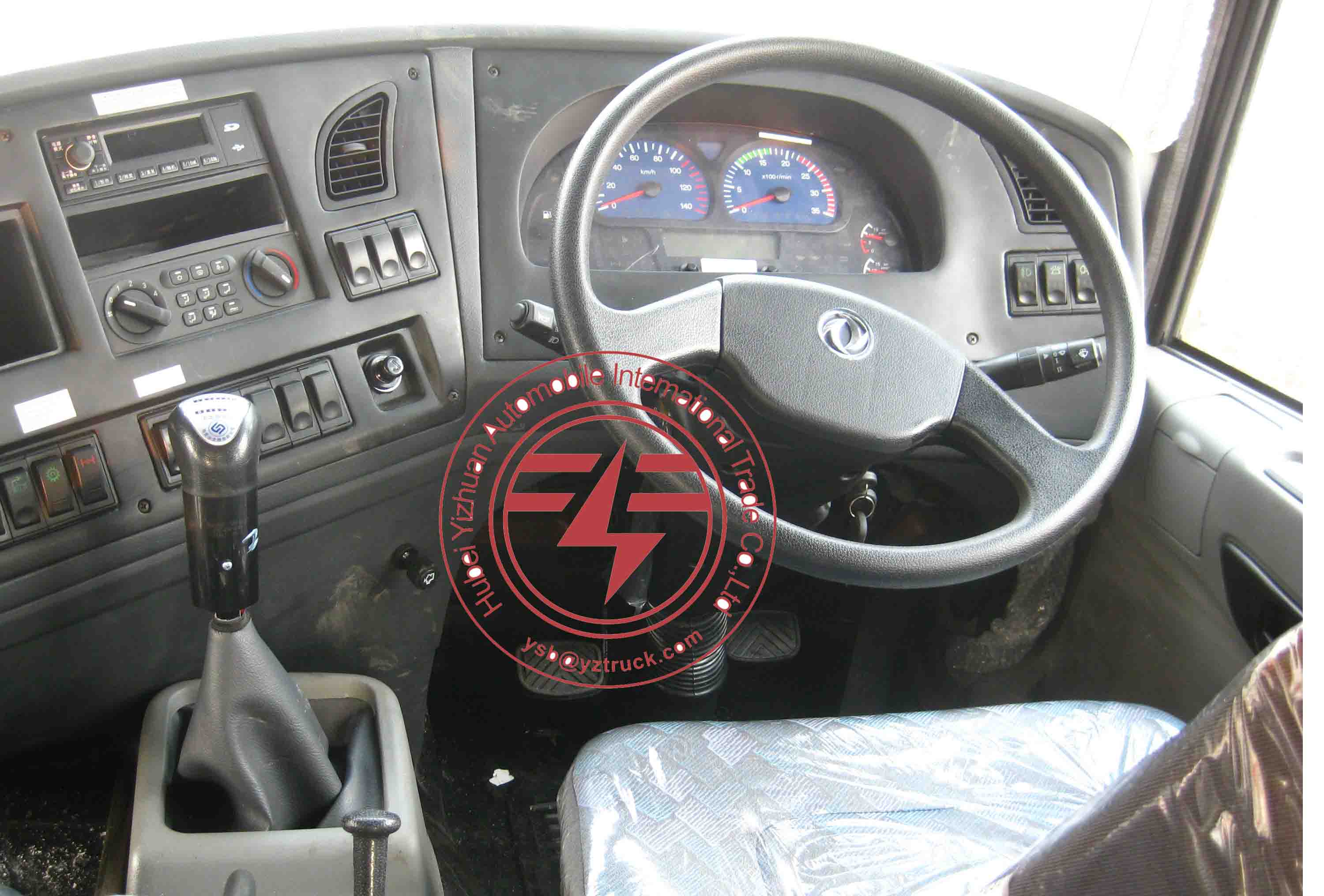 Dongfeng 6x4 LHD High Roof Cabin Diesel CNG Tractor Trailer With Automatic Air Conditioner