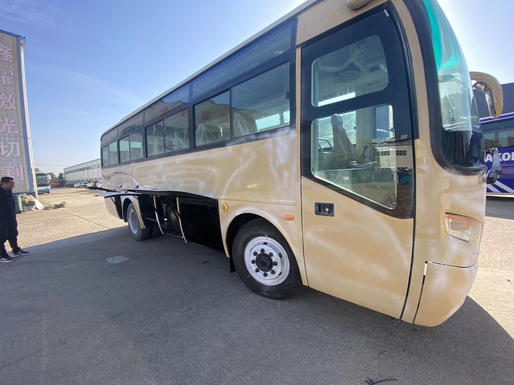 Left Hand Drive Coach Buses 30-35 Seats Euro 3 Emission Standard 6-8L Engine Capacity