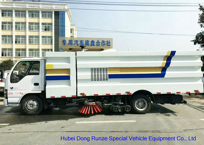 ISUZU 600 Road Sweeper Truck For Washing Sweeping , Street Sweeper Vehicle