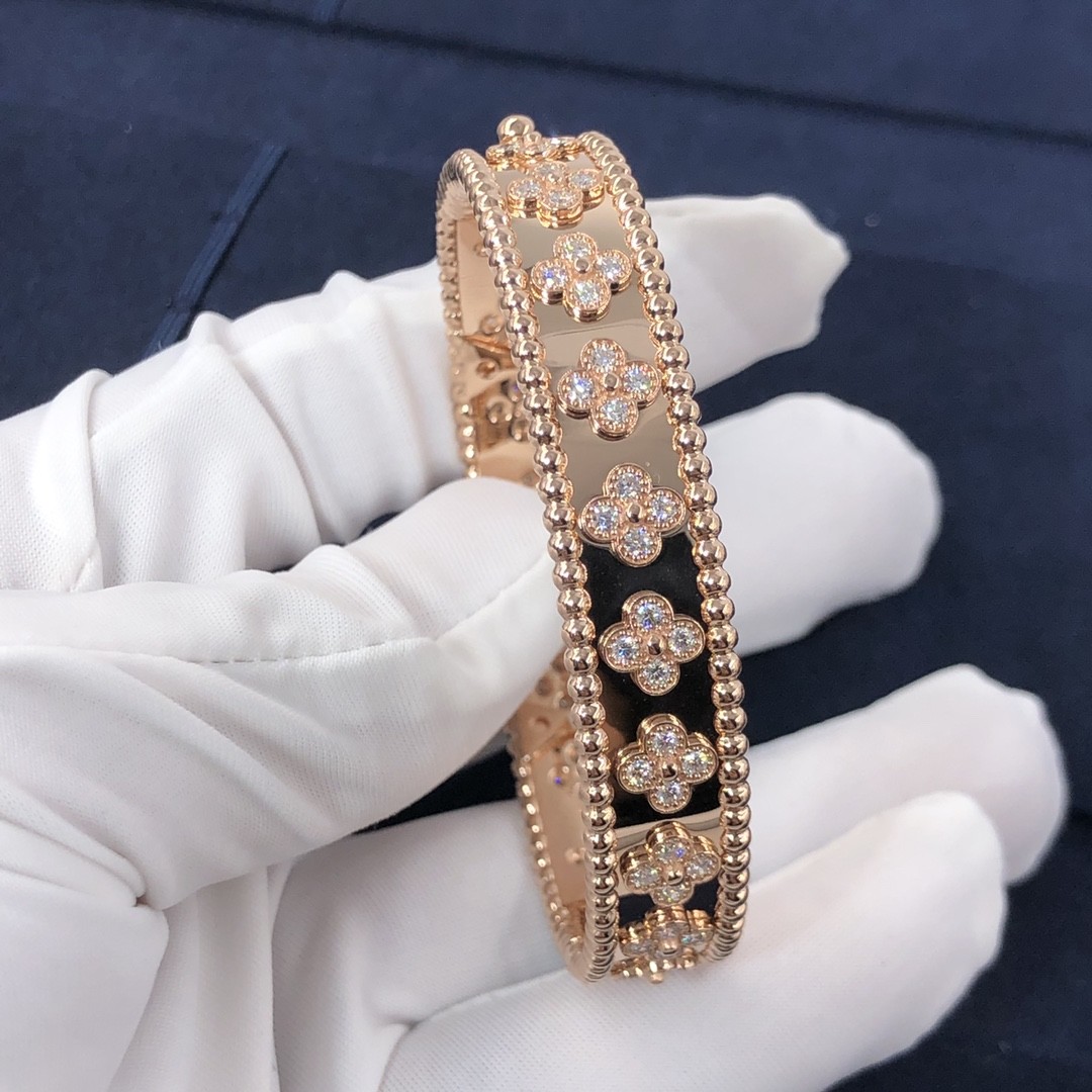 Customization Gorgeous 18k Gold Van Cleef & Arpels PerléE Clovers Bracelet Small Model
