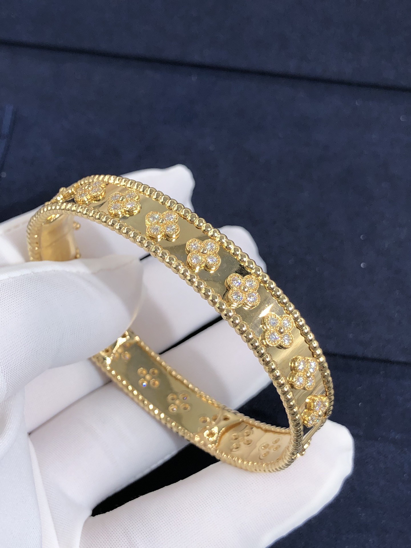 Customization Gorgeous 18k Gold Van Cleef & Arpels PerléE Clovers Bracelet Small Model
