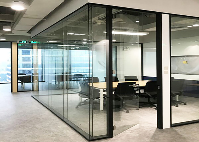 Frameless Design Glass Partition Wall System Maximizes Daylighting Complete Transparency Aluminum 108mm Thickness