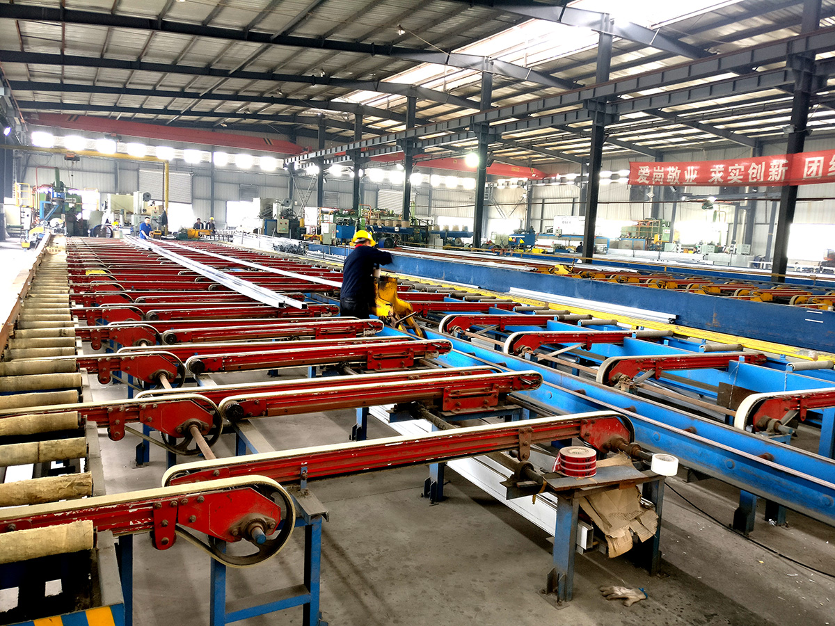 6063 Anodized Aluminium Wood Grain Extrusions Profiles Decorative Slats Effect Square Tube