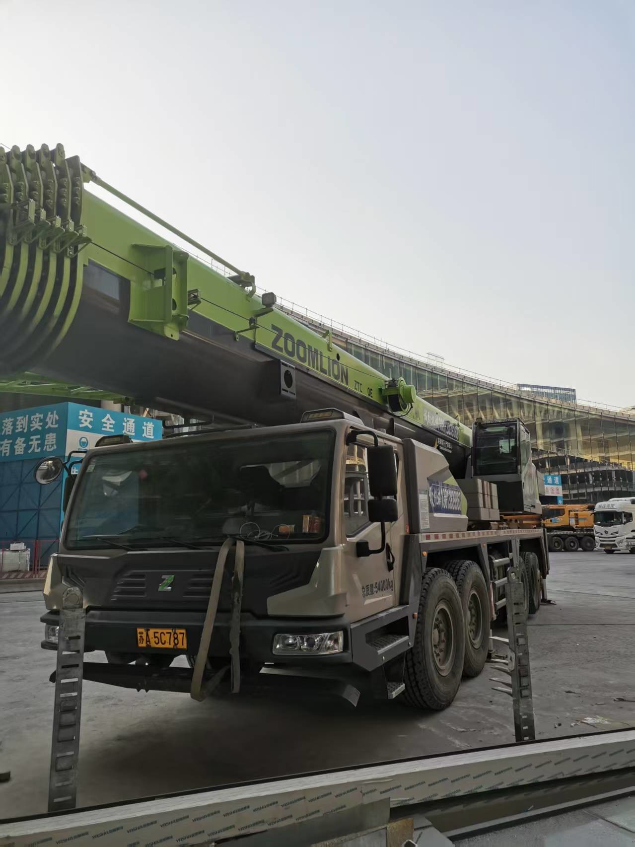 Seven-Arm Crane Jib ZTC950E7 2021 Years Zoomlion Mobile Crane 95tons for Heavy-Duty Construction Projects
