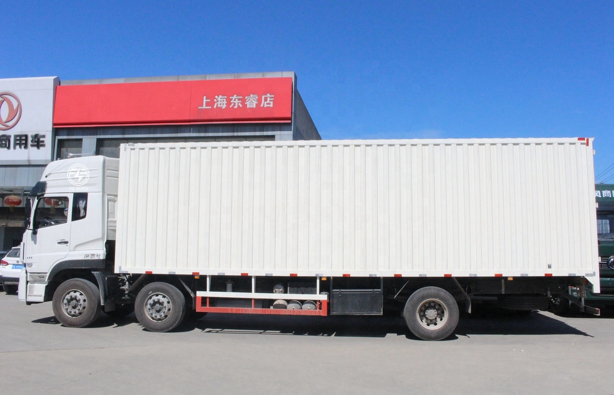 EURO 5 Diesel 245hp 6X2 9.6m Automatic Cargo Truck with Left Steering and Van Box