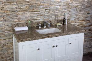 Quality High Hardness Custom Bathroom Vanity Tops Thickness 10mm 15mm 18mm 20mm wholesale