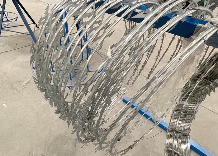CBT65 BTO22 Cross Razor Barbed Wire Fence Blade Wire Concertina Welded