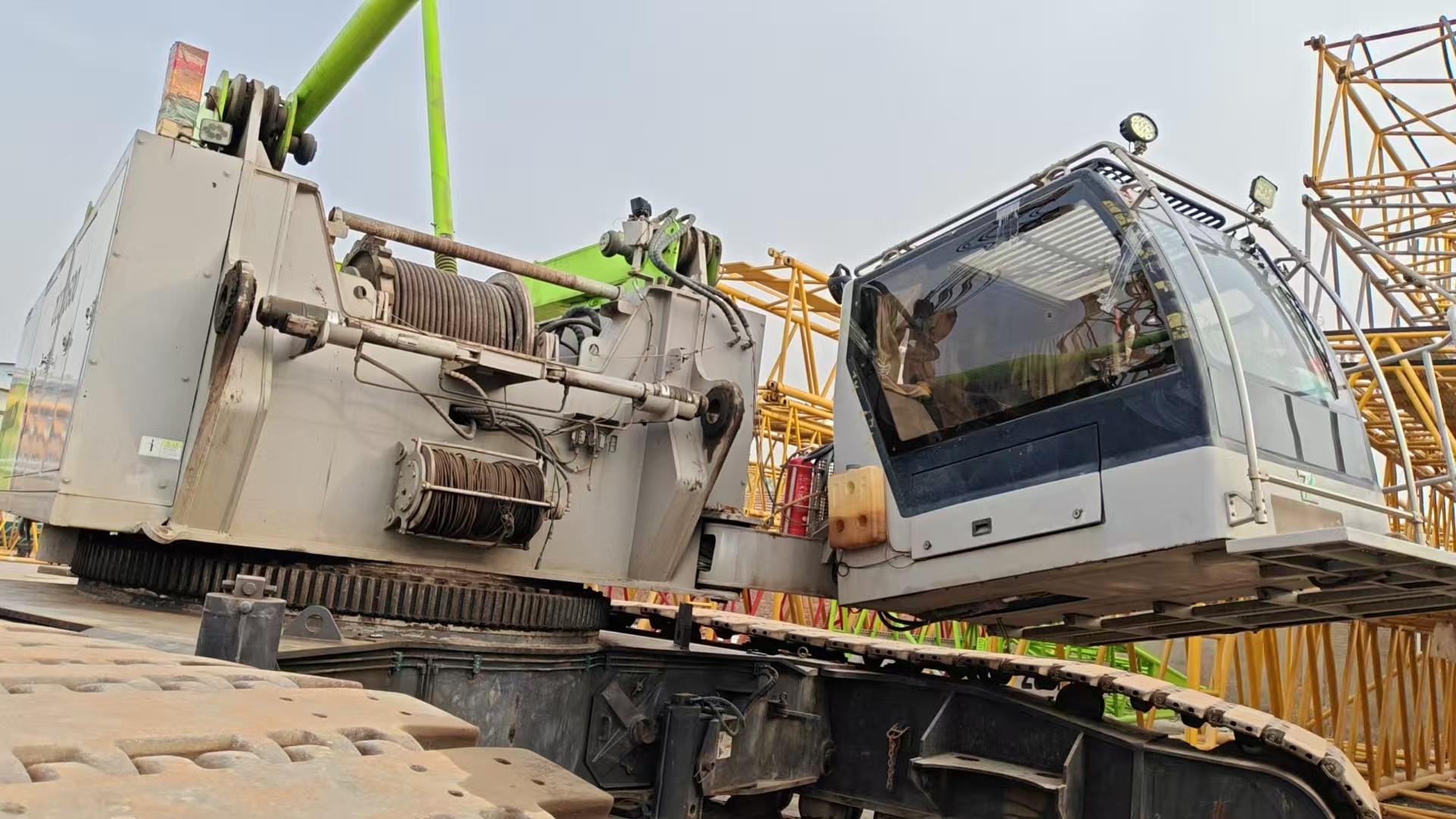 Extremely Efficient ZCC2600 260 Ton Mobile Hydraulic Crawler Crane Heavy Lifting Equipment