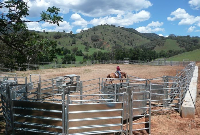 Round Corral Panels Yard Panels 6 Oval Rails. Locking Pins. ". Victoria "