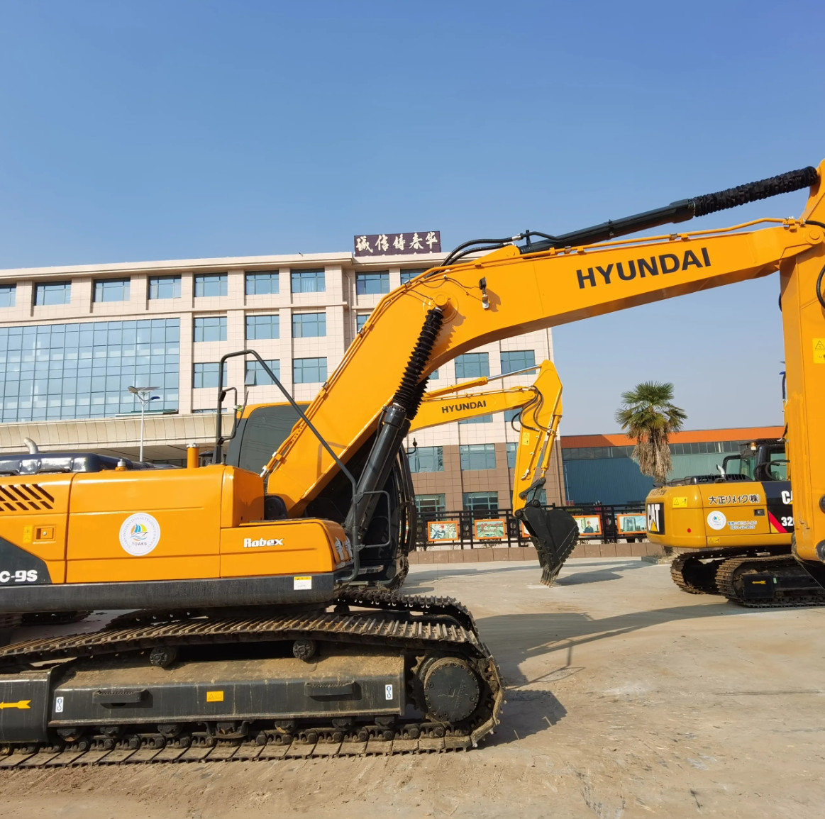 220LC Used Hyundai Excavator Middle Size Digger 22 Tons In Stock