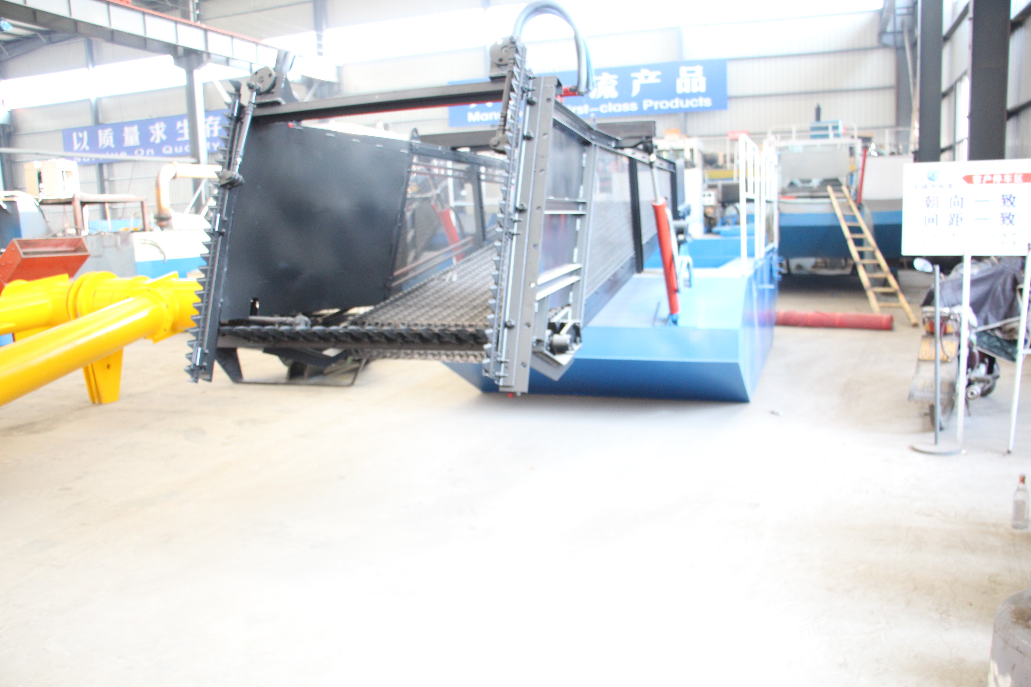 Head Dredging Brand Aquatic Weed Harvester Boat With Big Capacity For River Herb Collection And Transportation
