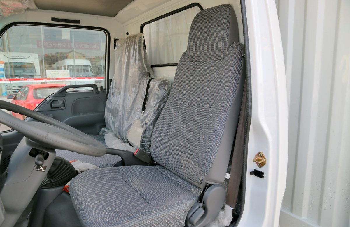 Cargo Trucks Isuzu 15 Tons Lorry Truck Van Box Diesel Engine 5.2L Displacement 4*2 Drive Mode