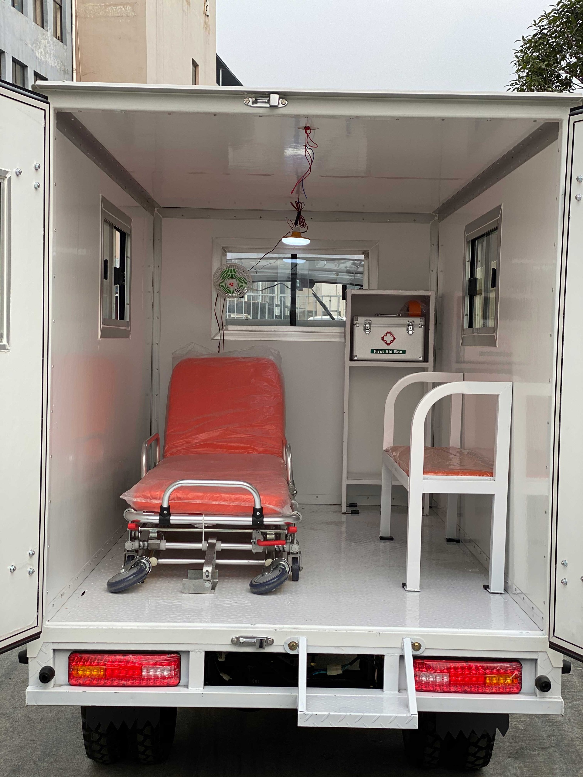 Electric Tricycle Ambulance with Closed Body Type and 800W Motor DY200ZK-A