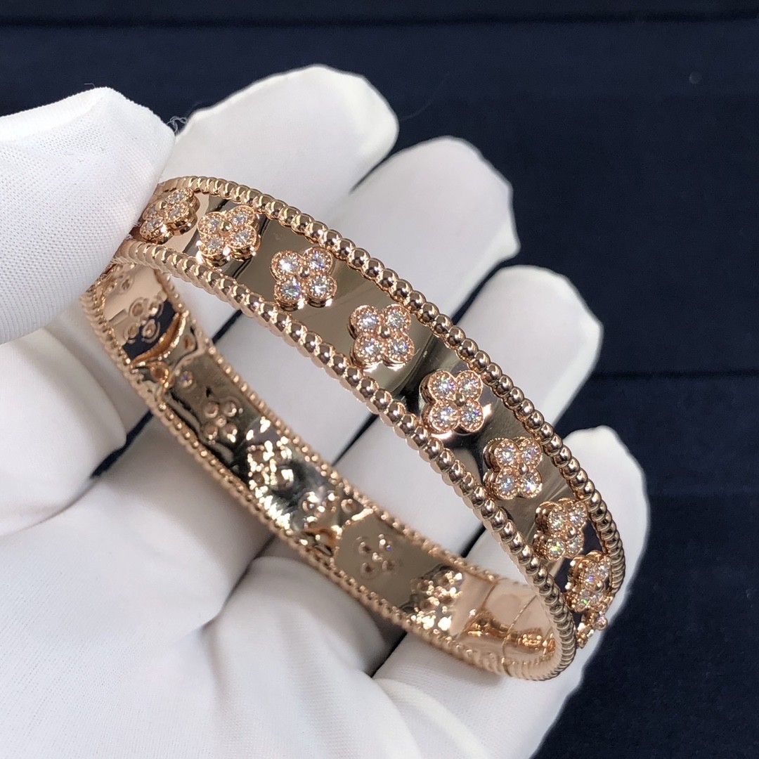 Customization Gorgeous 18k Gold Van Cleef & Arpels PerléE Clovers Bracelet Small Model