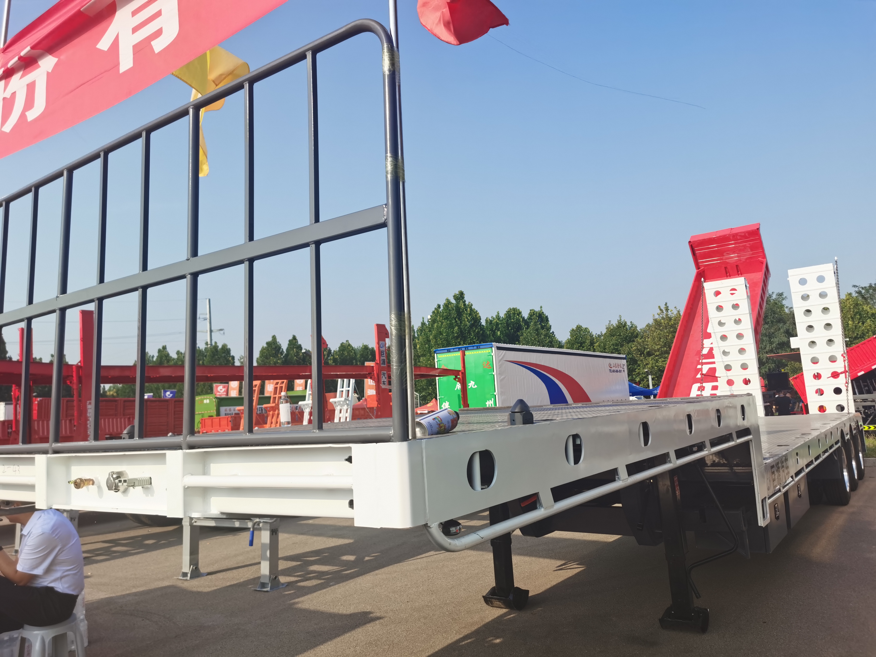 Max Payload 25001-30000 kg Tri-axle Canvas Cover Enclosed Cargo Box Trailer for Russia