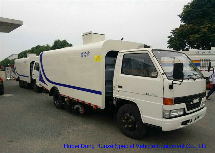 JMC 4X2 Vacuum Road Sweeper Truck , Street Cleaner Truck With High Pressure Water