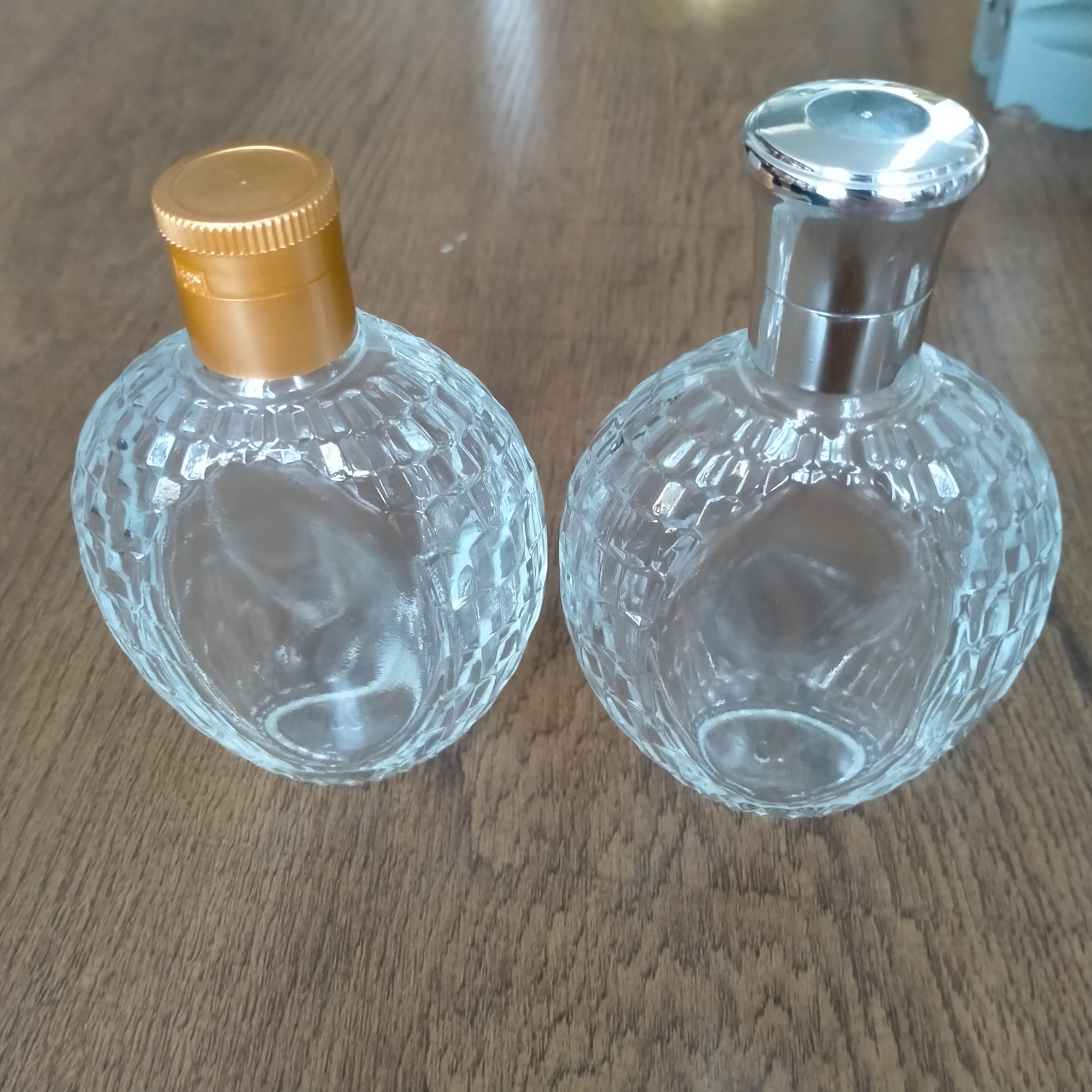 OEM Custom Luxury Women Glass Perfume Bottle with Screw Collar Lid and Base Material Glass