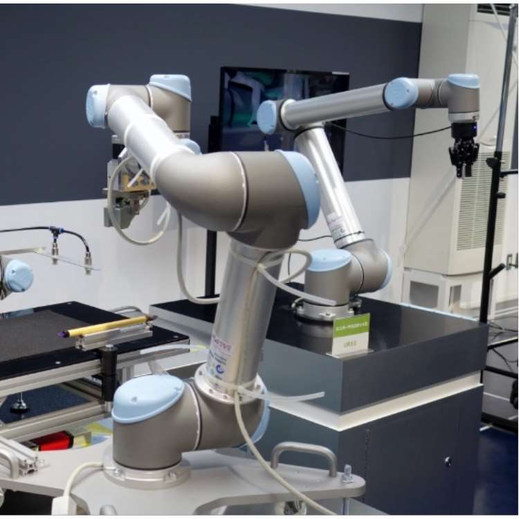 UR Robot UR3e With 3kg Payload 500mm Reach For Cosmetics Industry 6 Axis Robot Arm As Cobot