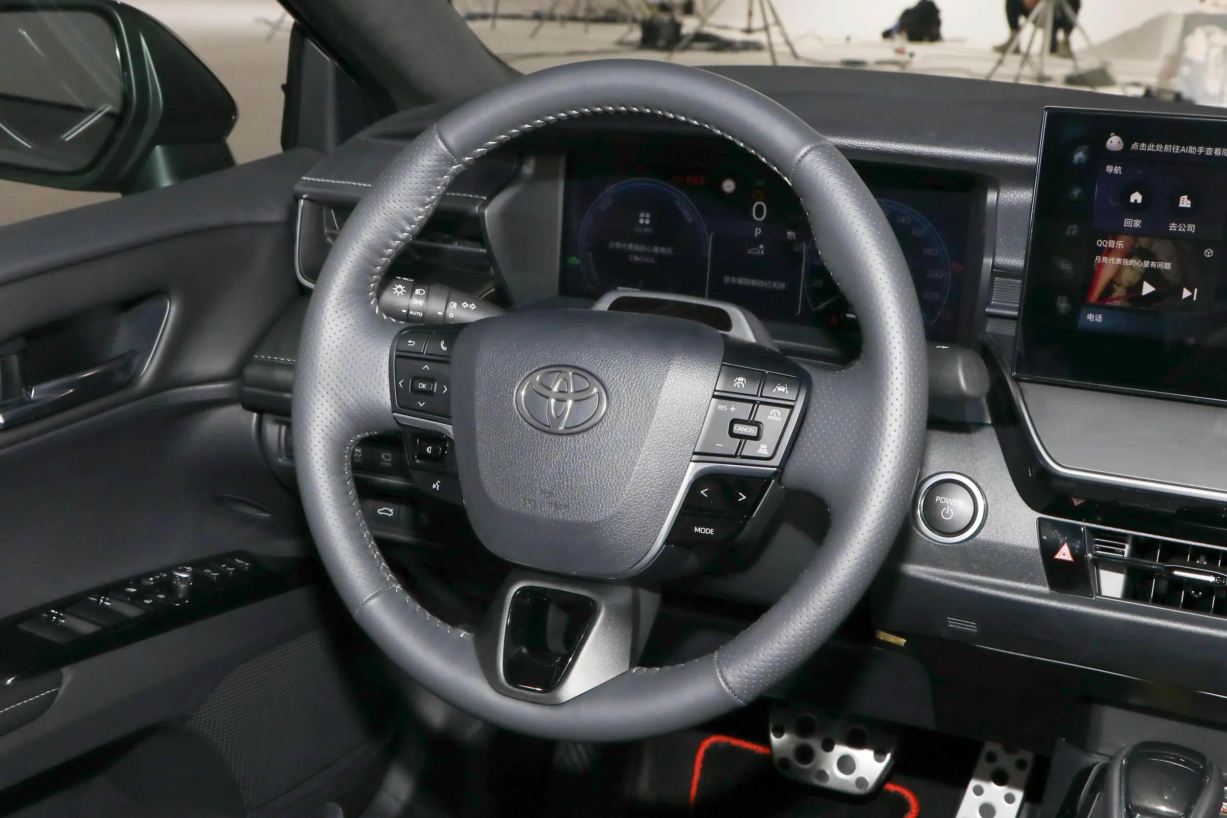 Toyota Camry 2024 2023 2025 Hybrid Sedan Car with Electric Driver's Seat Adjustment and Macpherson Front Suspension