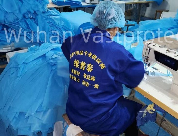 CE En13795 Non Woven Waterproof Customised Operation Theatre Hospital Reinforced Surgical Medical Isolation Protective Sterile Disposable Gowns for Doctor