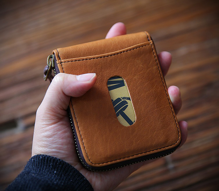 Men's Fashion Wallet Short and Zippered Handcrafted with Retro First-Layer Cowhide