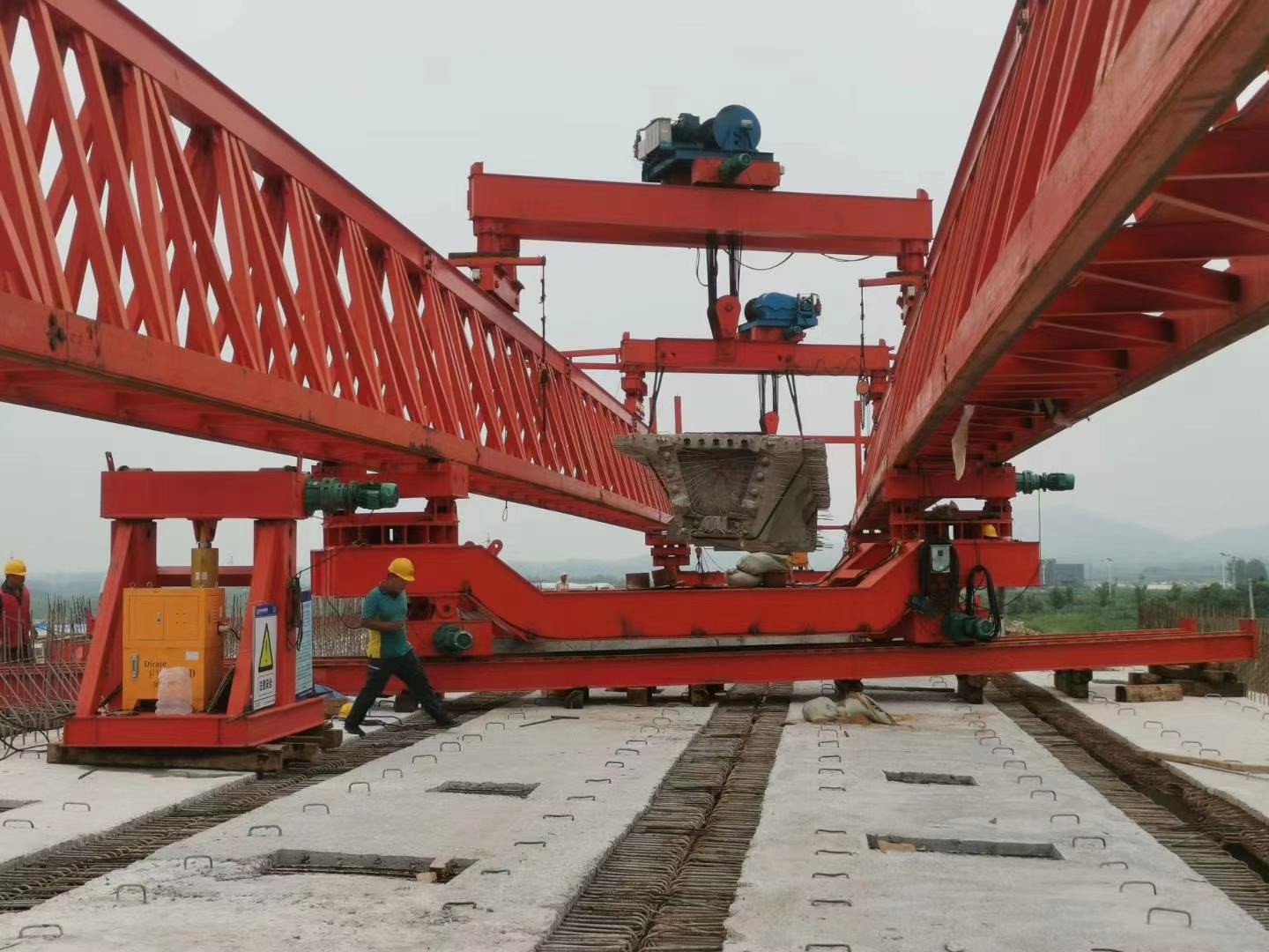 Henan bridge erecting machine, 200 / 50 bridge erecting machine, bridge construction crane, bridge construction paving m