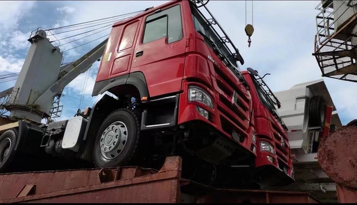SINO TRUCK 40T 50T Howo Tractor Truck with WEICHAI Engine 300-400L Fuel Tank Capacity