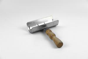 Quality Arched Metal Horse Grooming Curry Comb 19*12.7 cm With Wooden Handle wholesale