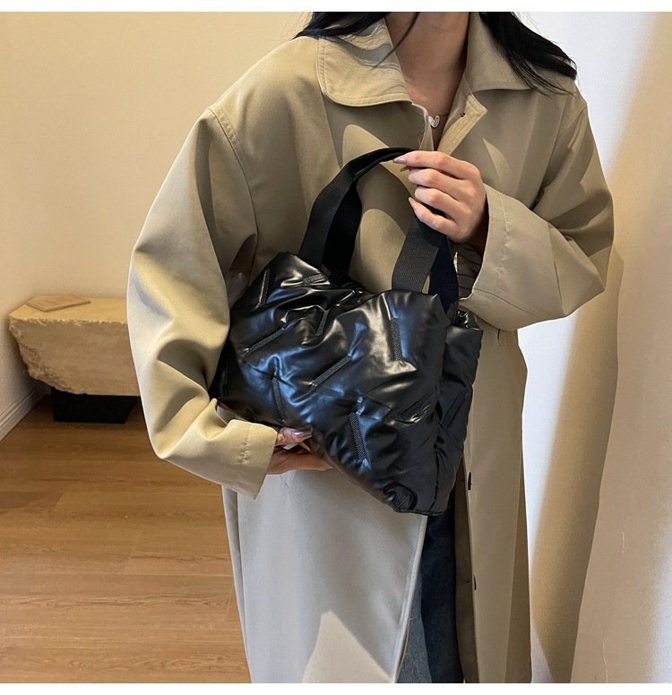 2023 Autumn and Winter Down Cloth Bag Large-Capacity Handbag for Women in Foreign Trade