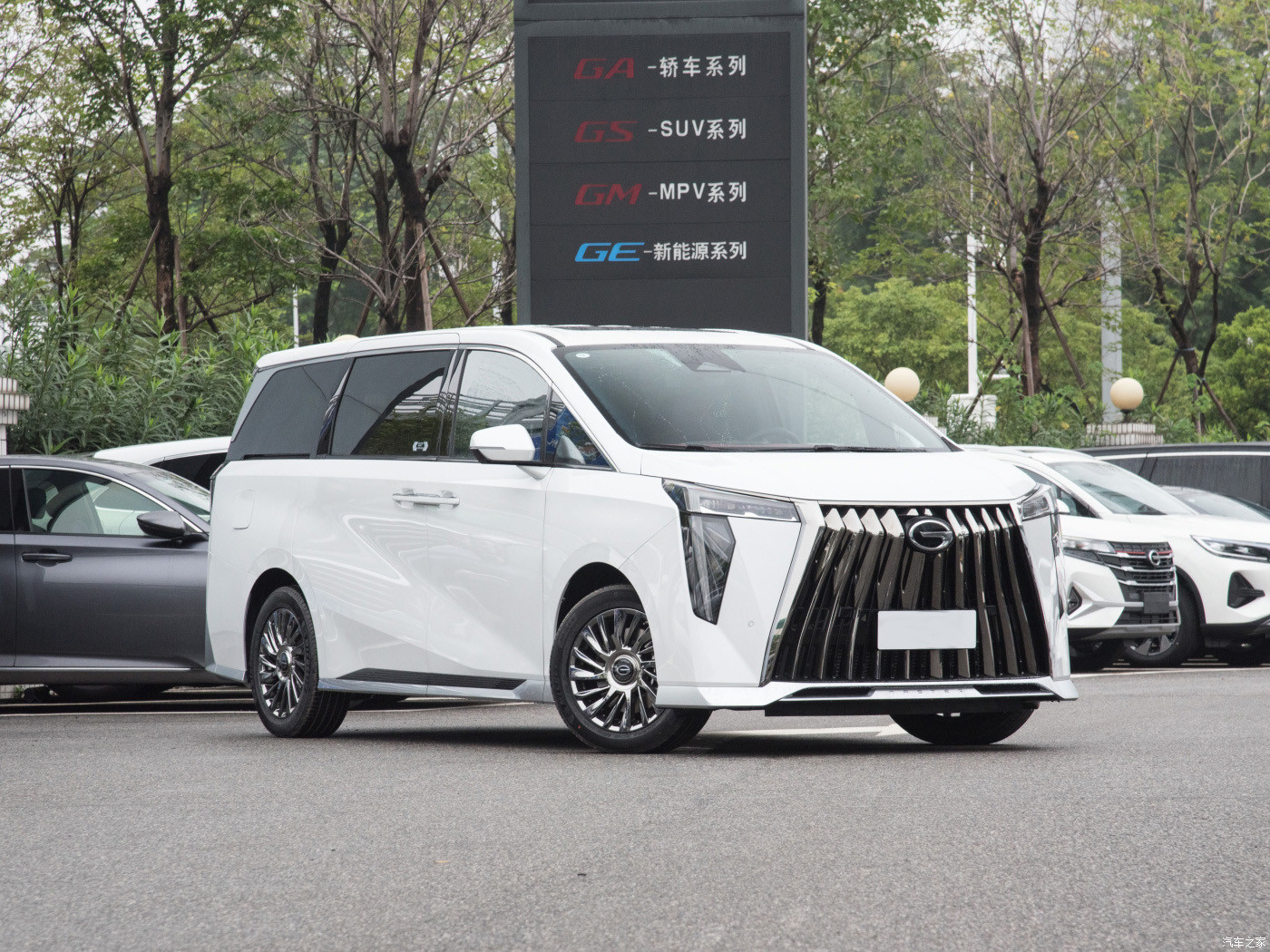 Silver Petrol Diesel Car Medium And Large MPV With 50L Fuel Tank Capacity