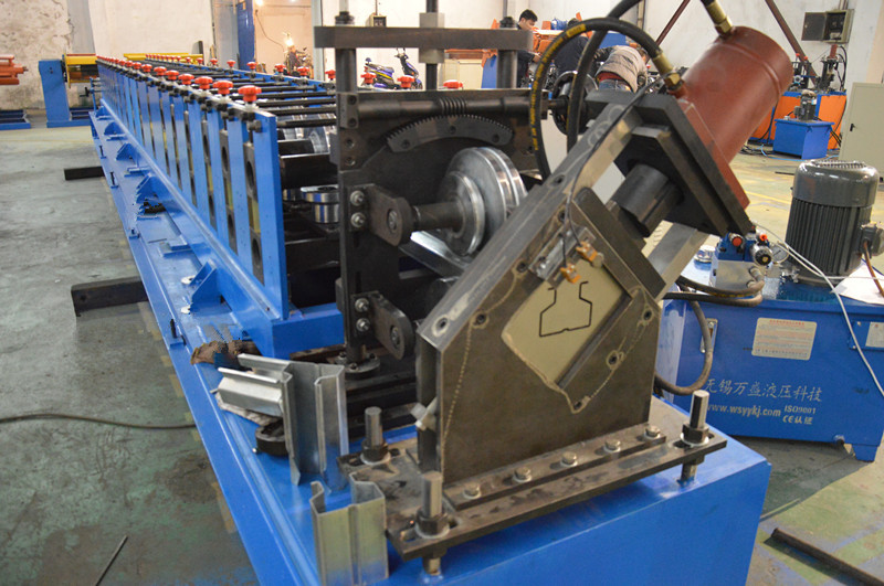 Galvanized Steel S235JR Rack Roll Forming Machine Chain Driven Multi Language