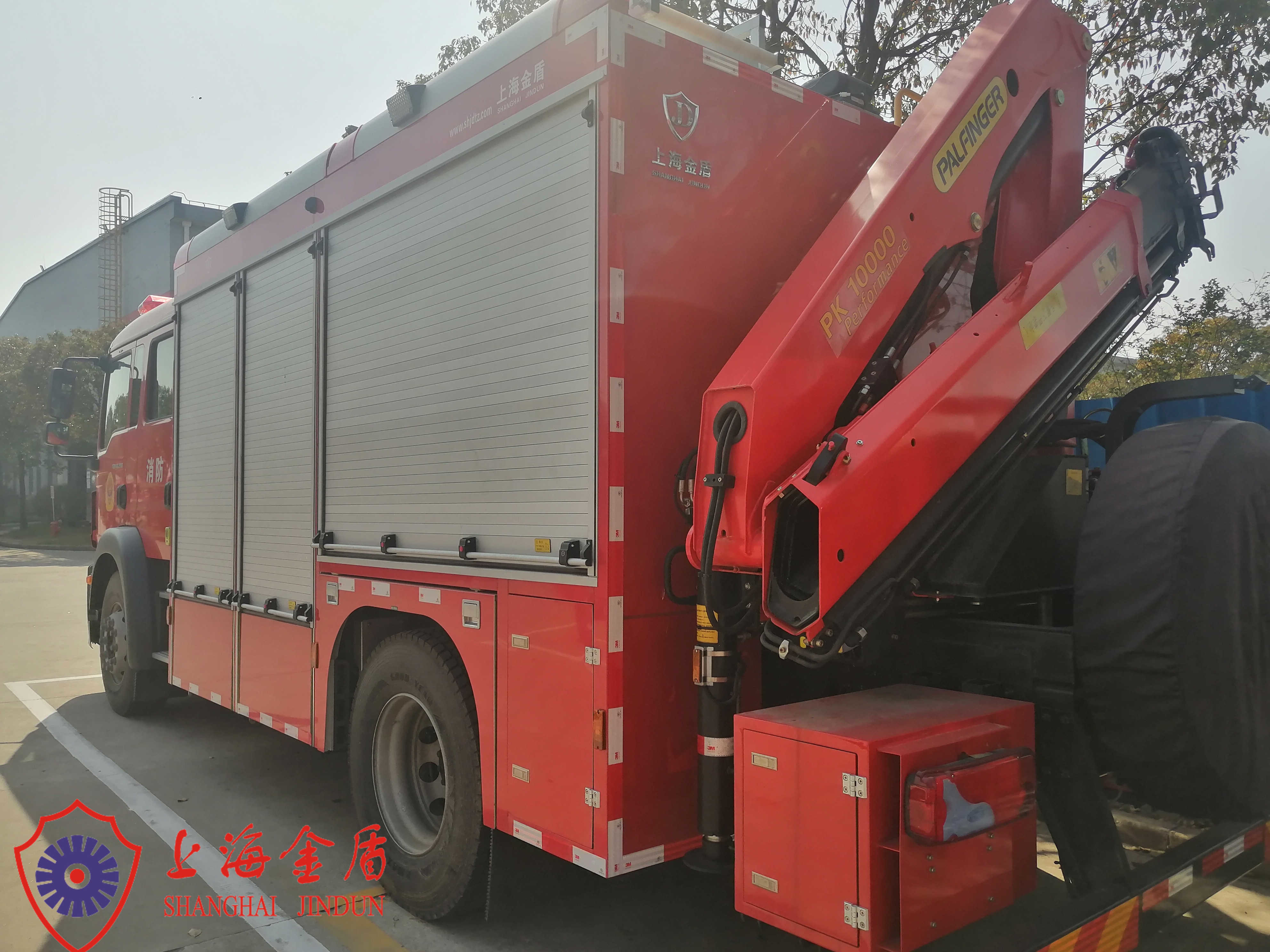 Emergency Rescue Fire Truck with 98 pcs equipment and 6.5 Meters Lift Lighting